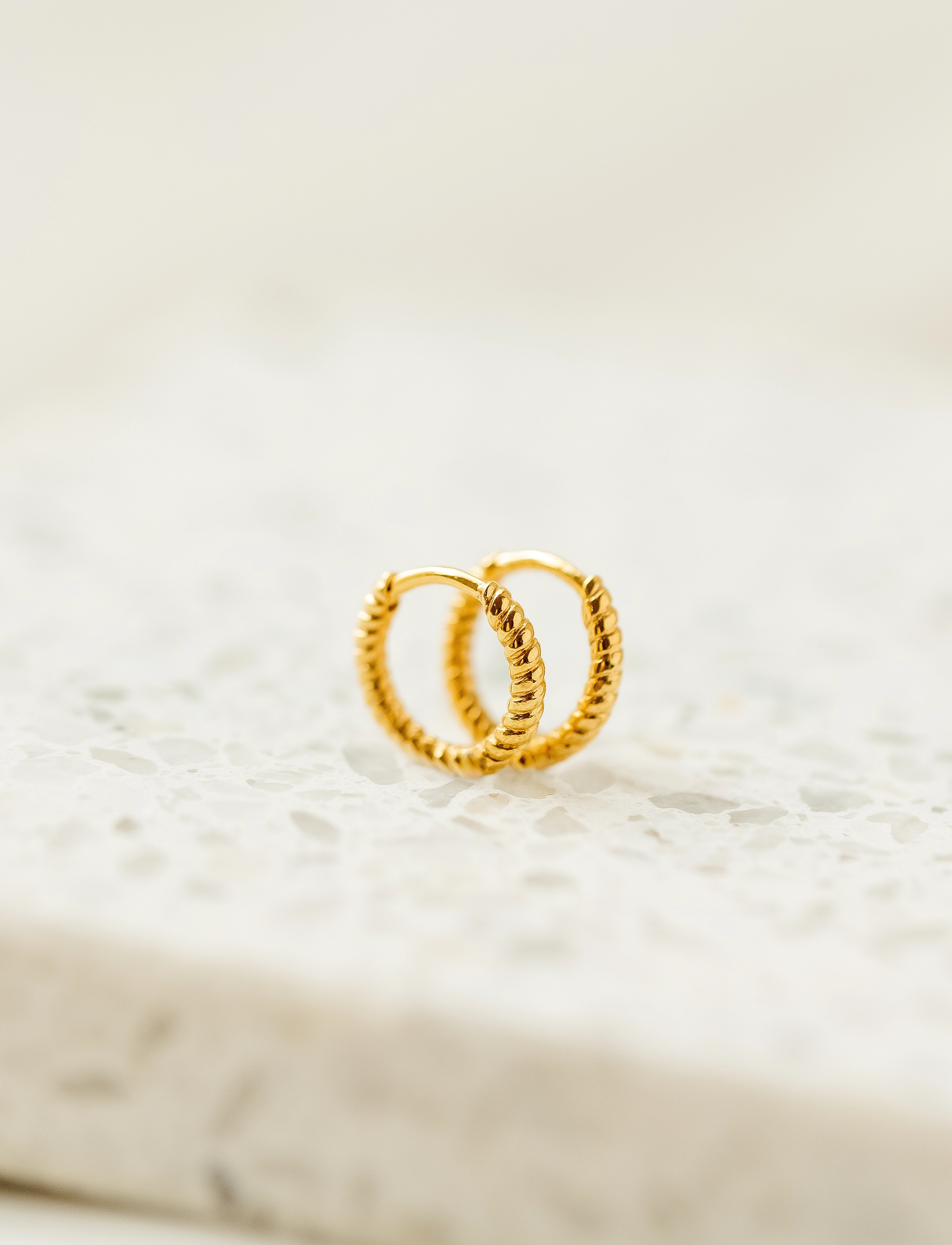 Syster P - Beloved Twisted Small Hoops Gold - hoops - gold - 2