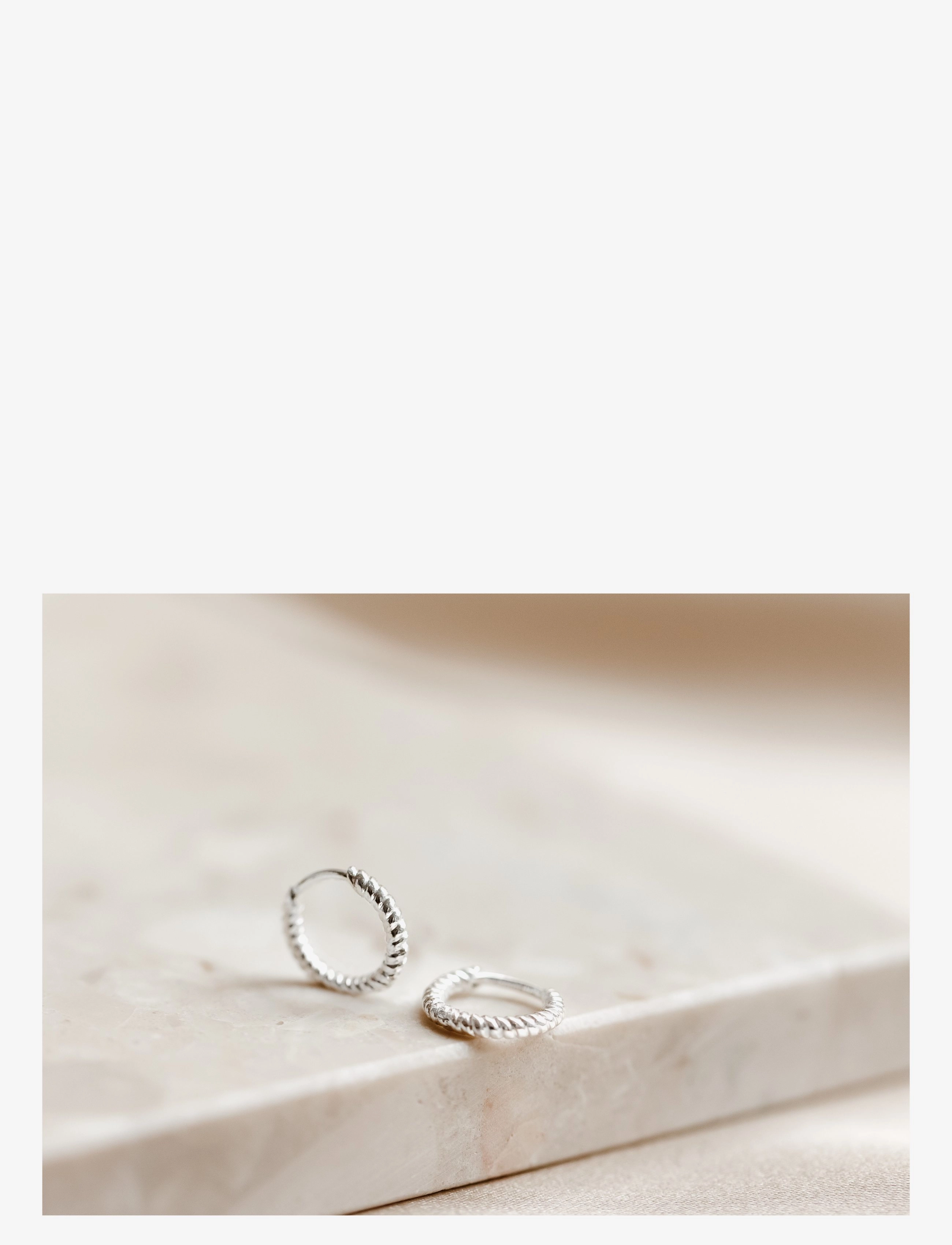 Syster P - Beloved Twisted Small Hoops Gold - hoops - silver - 2