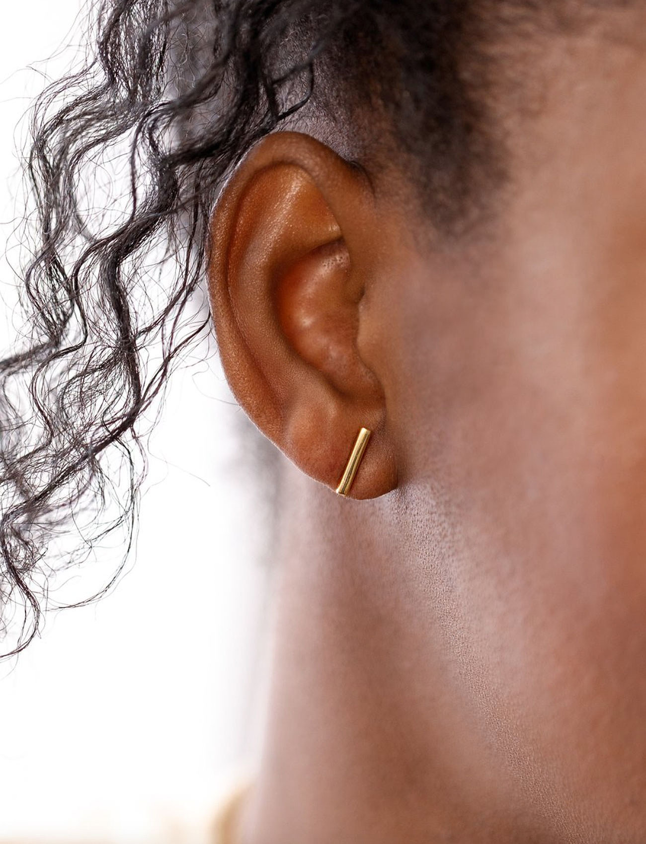 Syster P - Strict Plain Bar Earrings Gold - boucles d'oreilles pendantes - gold - 0