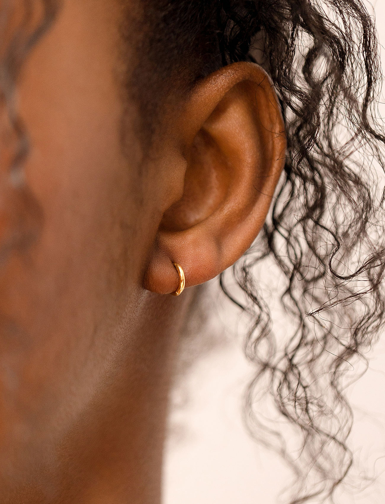 Syster P - Mini Hoop Earrings Gold - kreolen - gold - 0