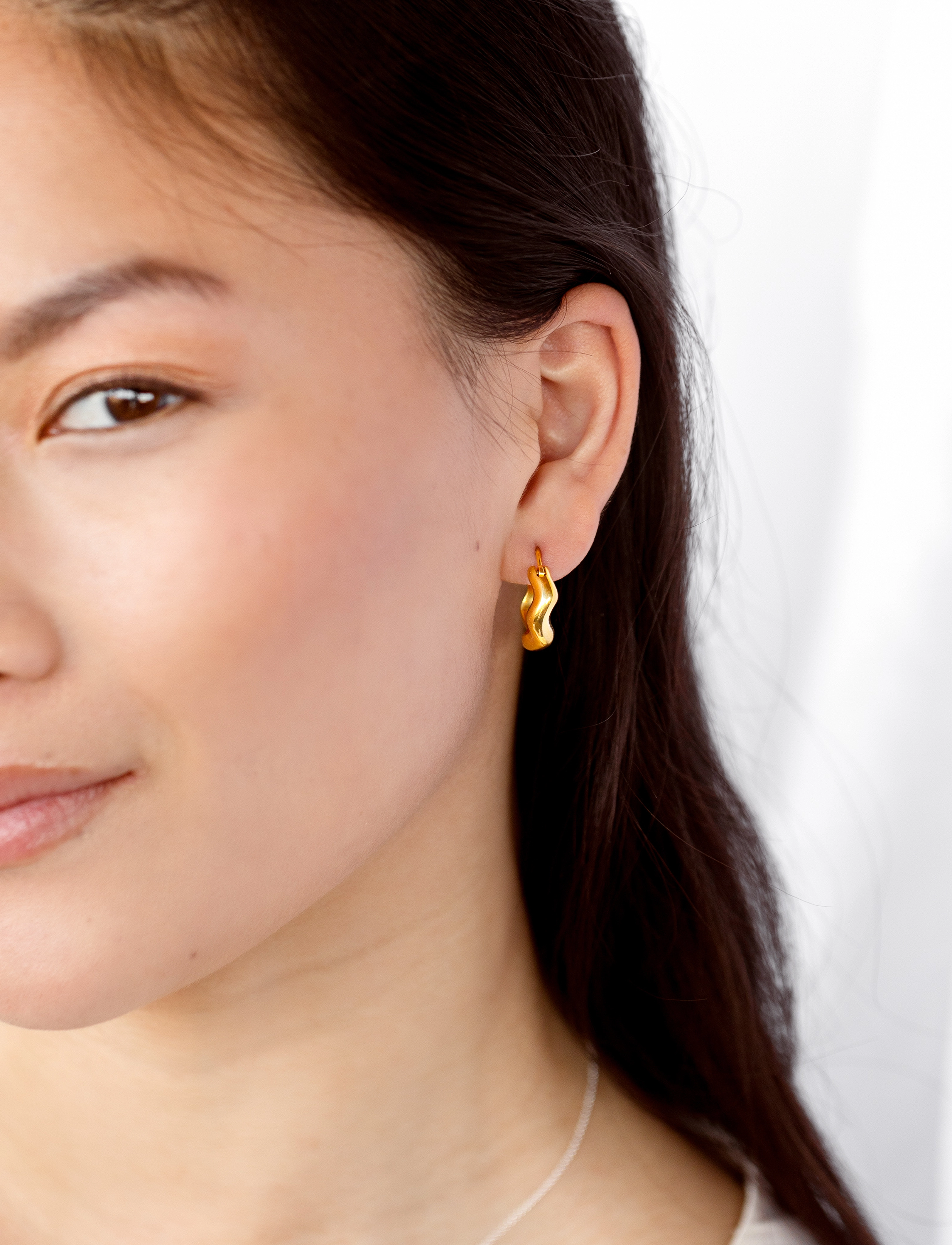 Syster P Bolded Wavy Earrings Gold, One Size, Earrings, Gold - Hoops, Frauen