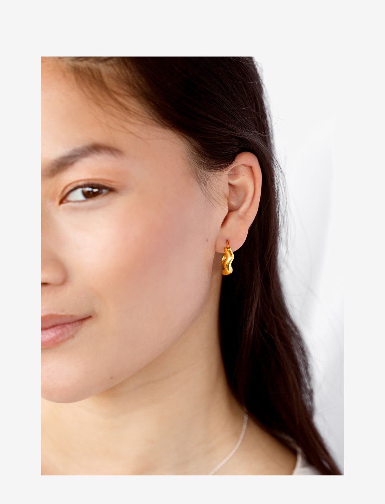 Syster P - Bolded Wavy Earrings Gold - hoops - gold - 0