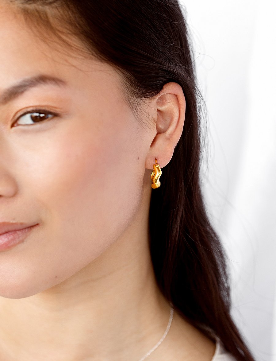 Syster P - Bolded Wavy Earrings Gold - hoops kõrvarõngad - gold - 0