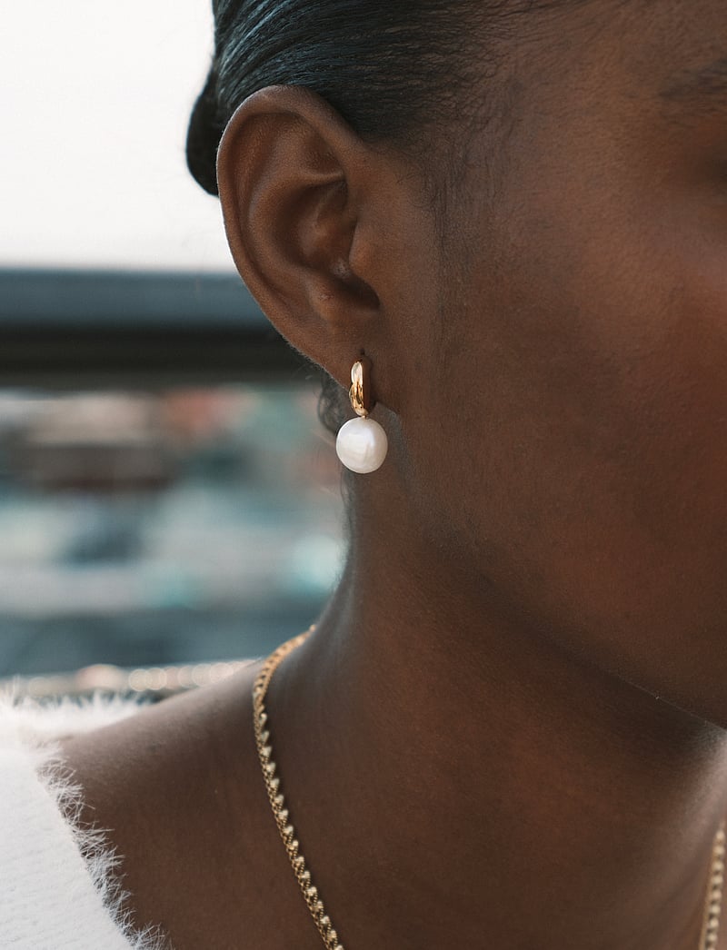 Syster P - Paxton Earrings Gold - perleøreringe - gold - 0