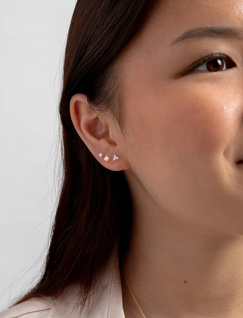 Syster P - Celestia Triple Stone Studs Gold - studs örhängen - gold - 1