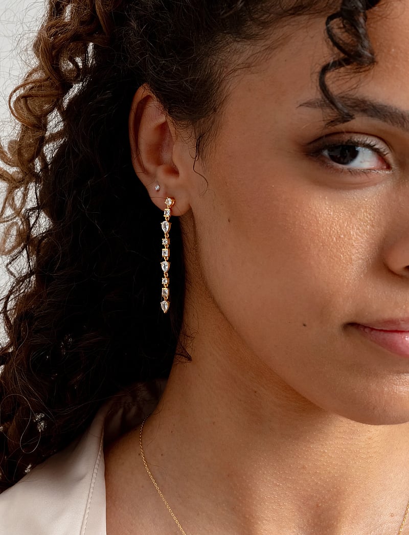 Syster P - Pam Long Earrings Gold - ohrhänger - gold - 0