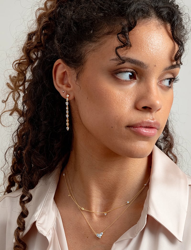 Syster P - Pam Long Earrings Gold - ohrhänger - gold - 3