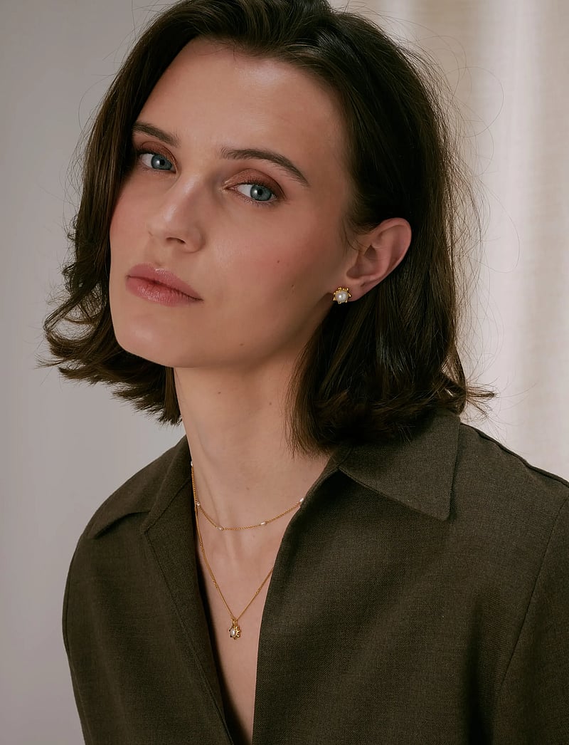 Syster P - Florentina Pearl Studs Gold - perlenohrringe - gold - 0