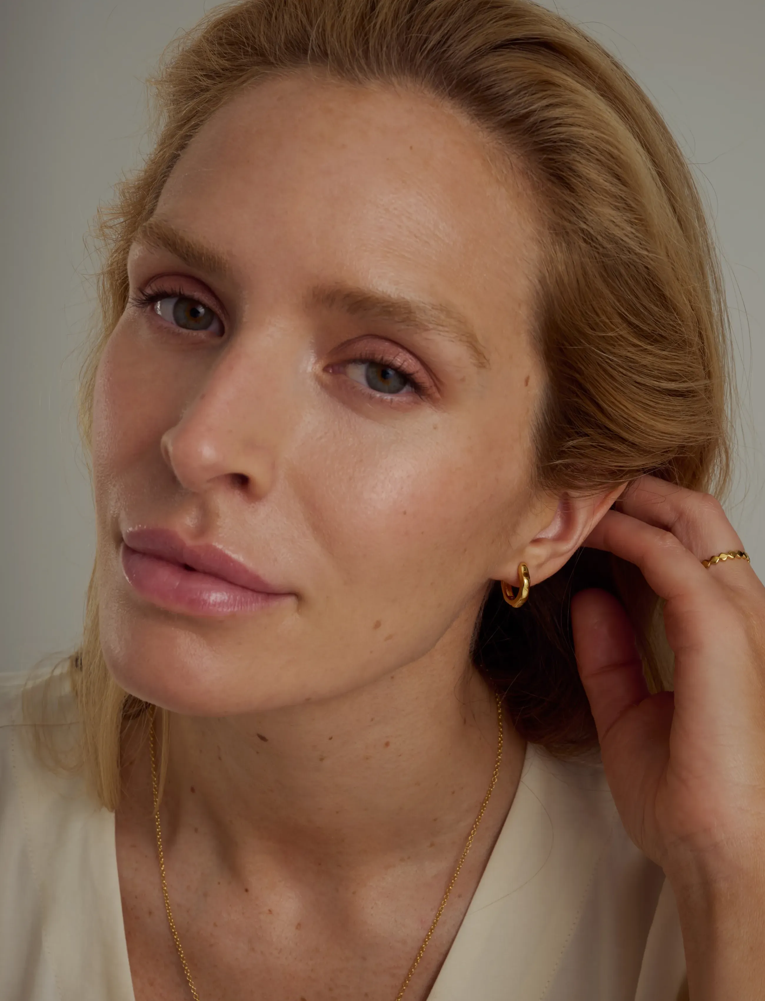 Syster P - Cavelle Structured Hoops Gold - hoops - gold - 3