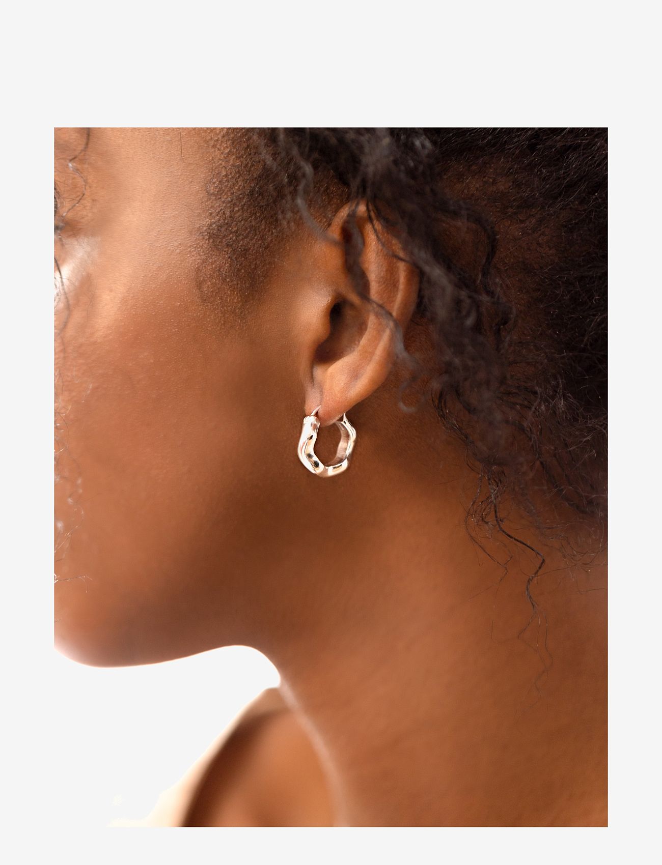 Syster P - Bolded Wavy Earrings Silver - hoops - silver - 3