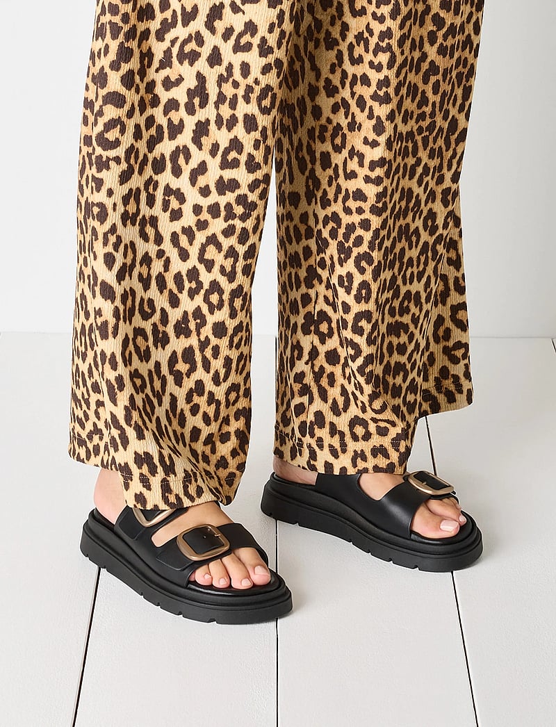 Tamaris - Women Slides - platte sandalen - black leather - 5