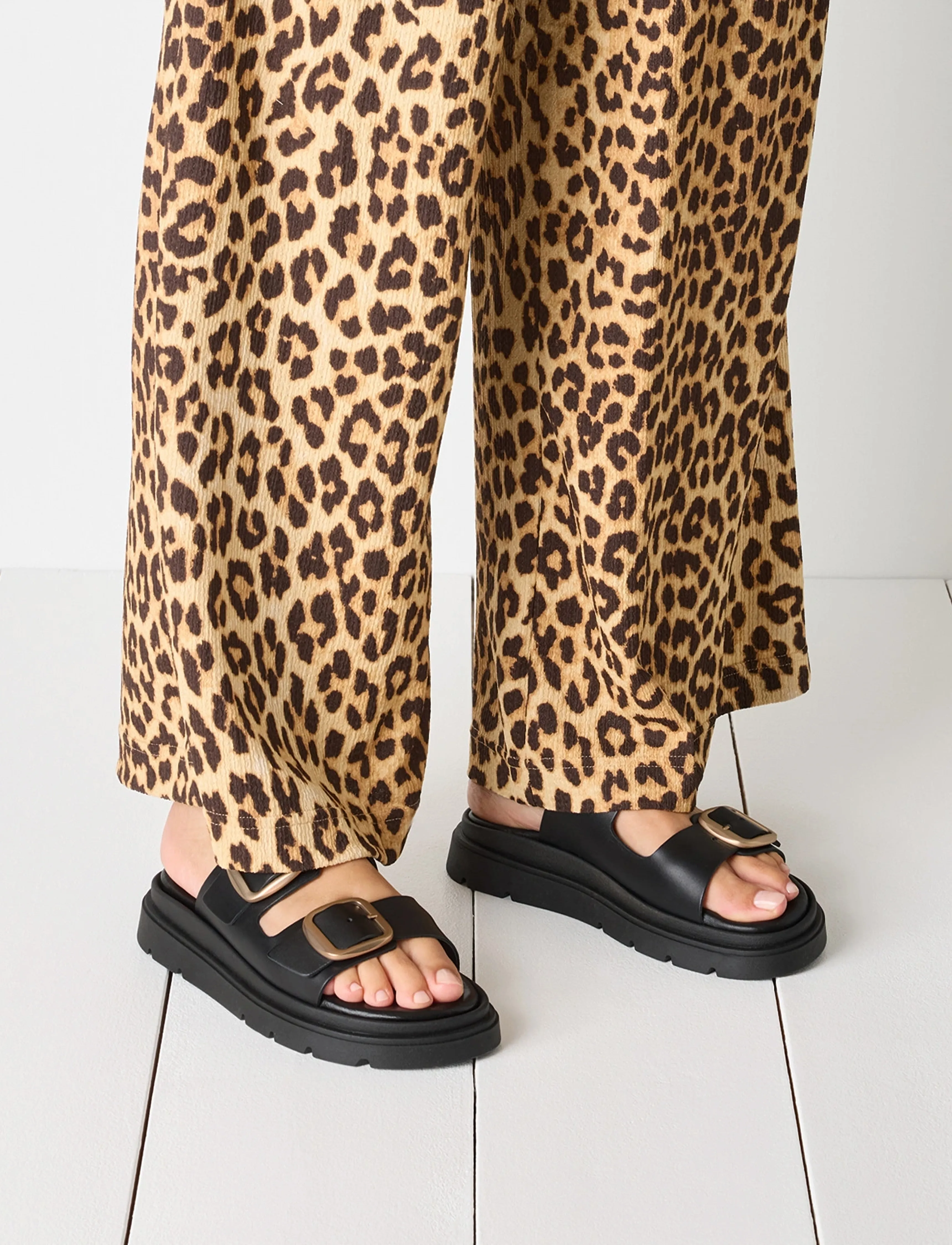Tamaris - Women Slides - zempapēžu sandales - black leather - 5