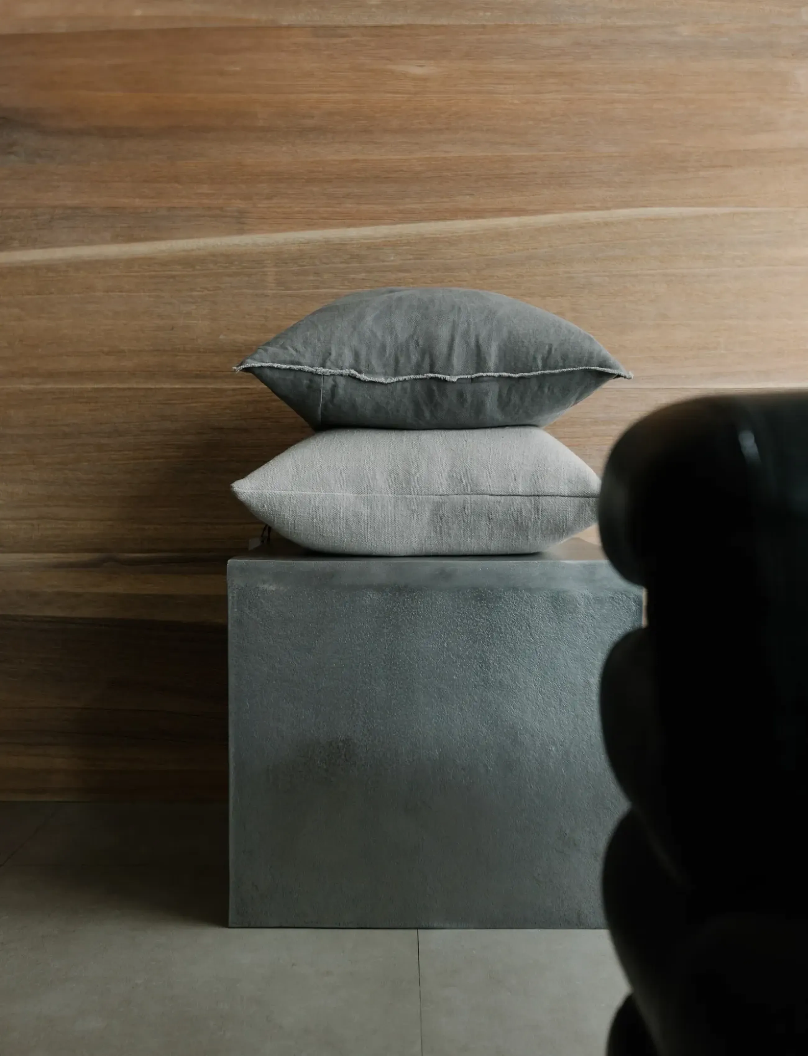 TAMEKO - Lee Cushion - dark grey - 2