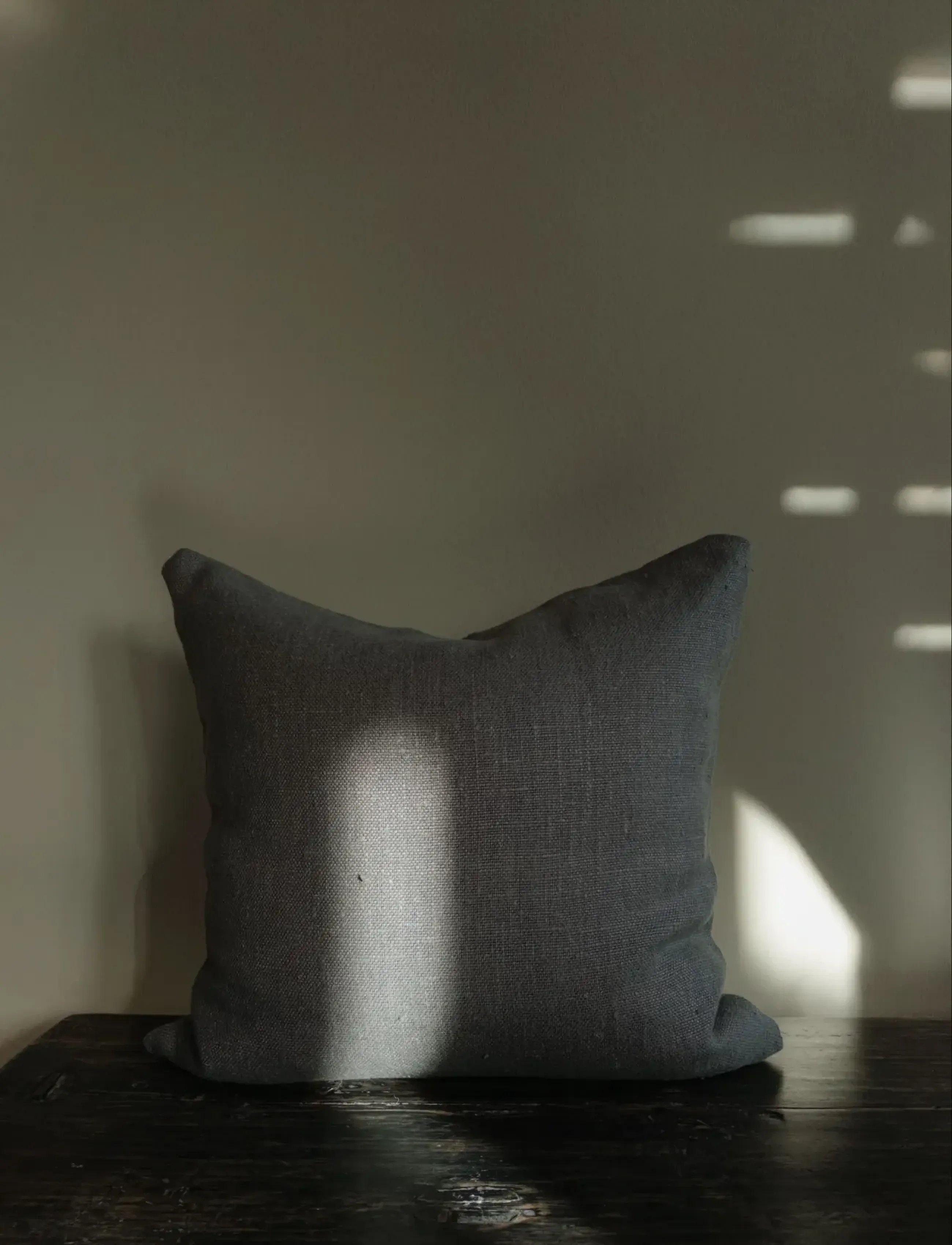 TAMEKO - Rue Linen Cushion - dark grey - 3
