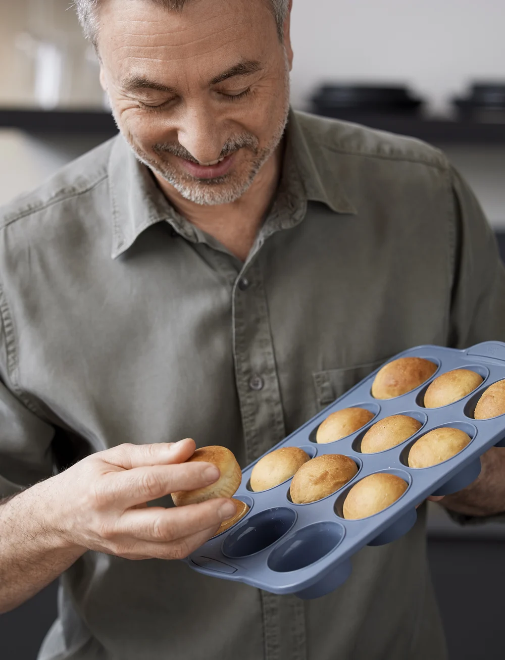 Tareq Taylor - Muffin pan for 12 pcs Pecan - ahjuvormid - indigo - 2