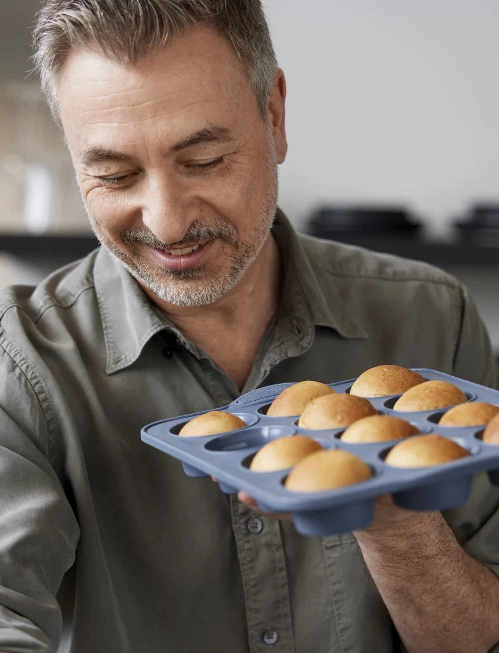 Tareq Taylor - Muffin pan for 12 pcs Pecan - ahjuvormid - indigo - 4