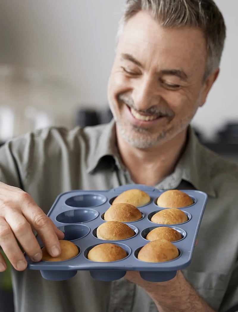 Tareq Taylor - Muffin pan for 12 pcs Pecan - muffinivormid - indigo - 4
