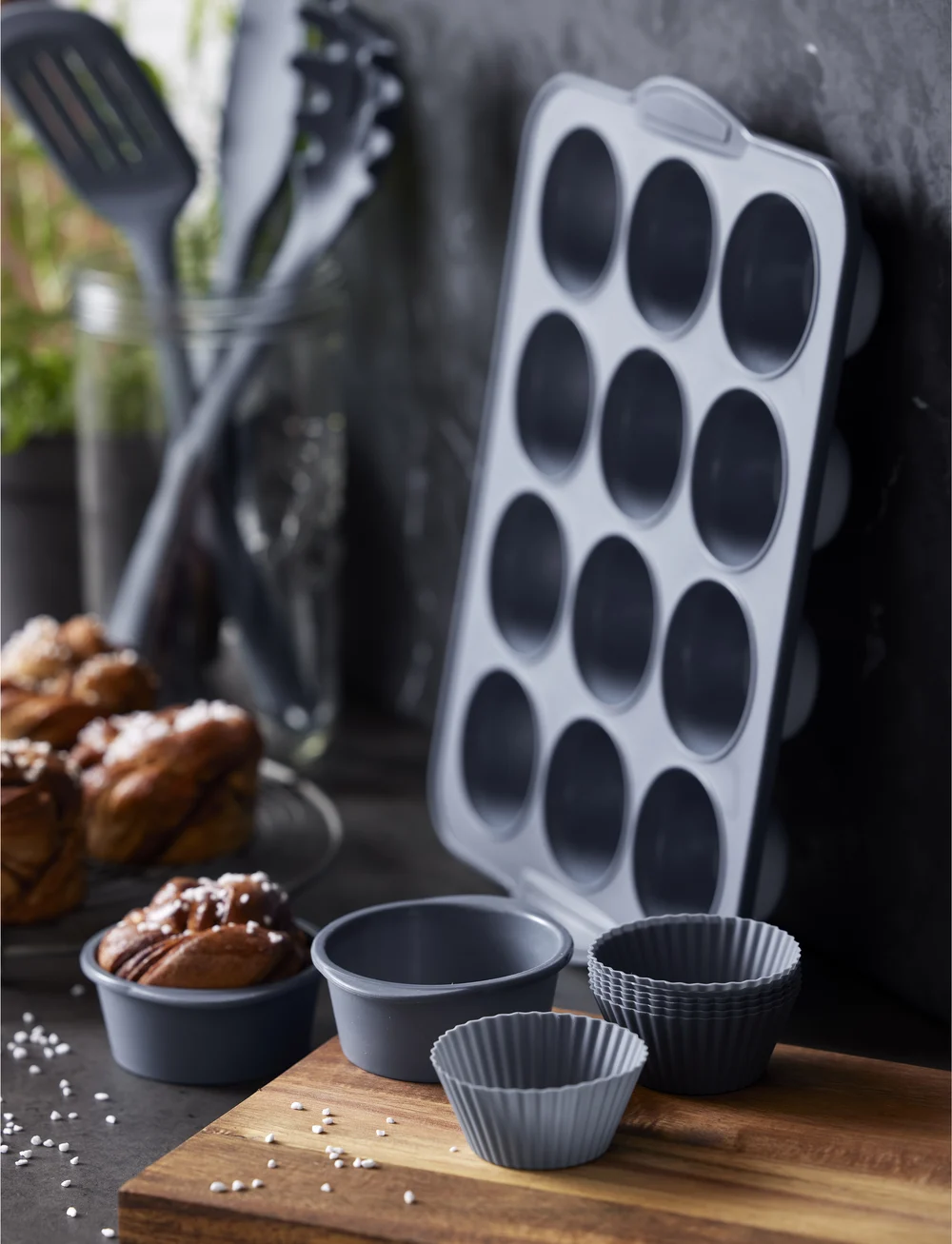 Tareq Taylor - Muffin pan for 12 pcs Pecan - ahjuvormid - indigo - 5