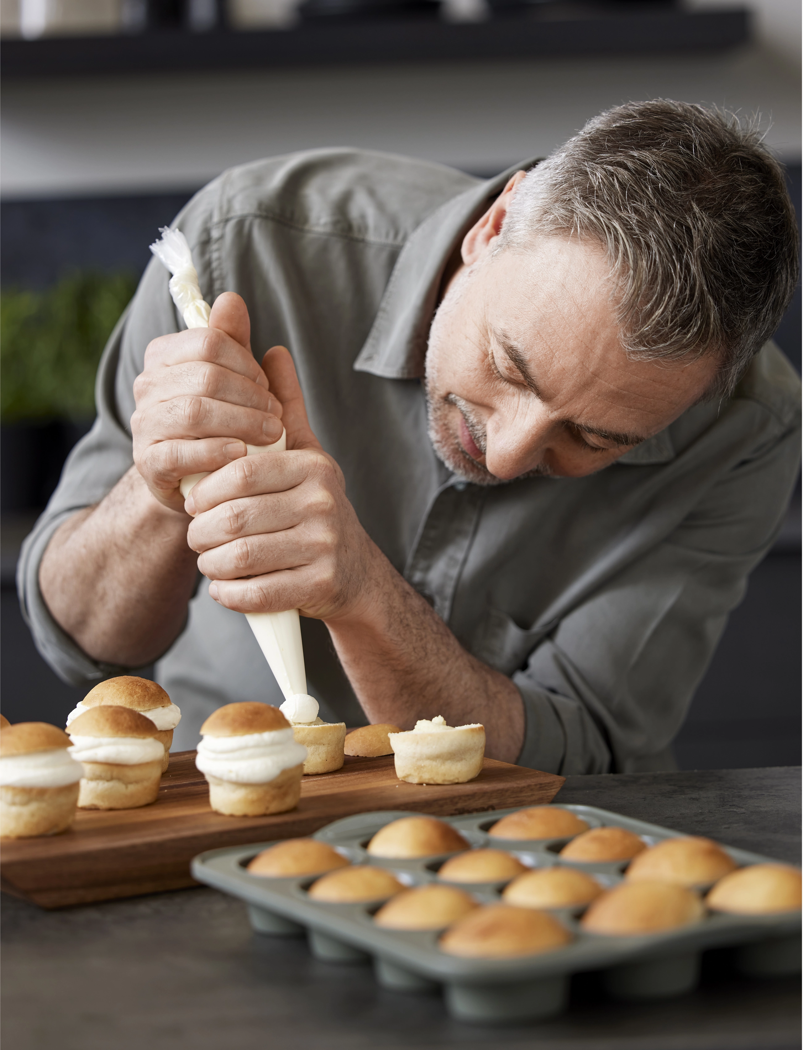 Tareq Taylor - Muffin pan for 12 pcs Pecan - cupcake & muffinformen - forest green - 0