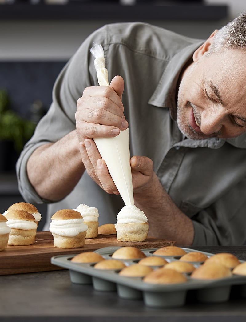 Tareq Taylor - Muffin pan for 12 pcs Pecan - ofenformen - forest green - 5