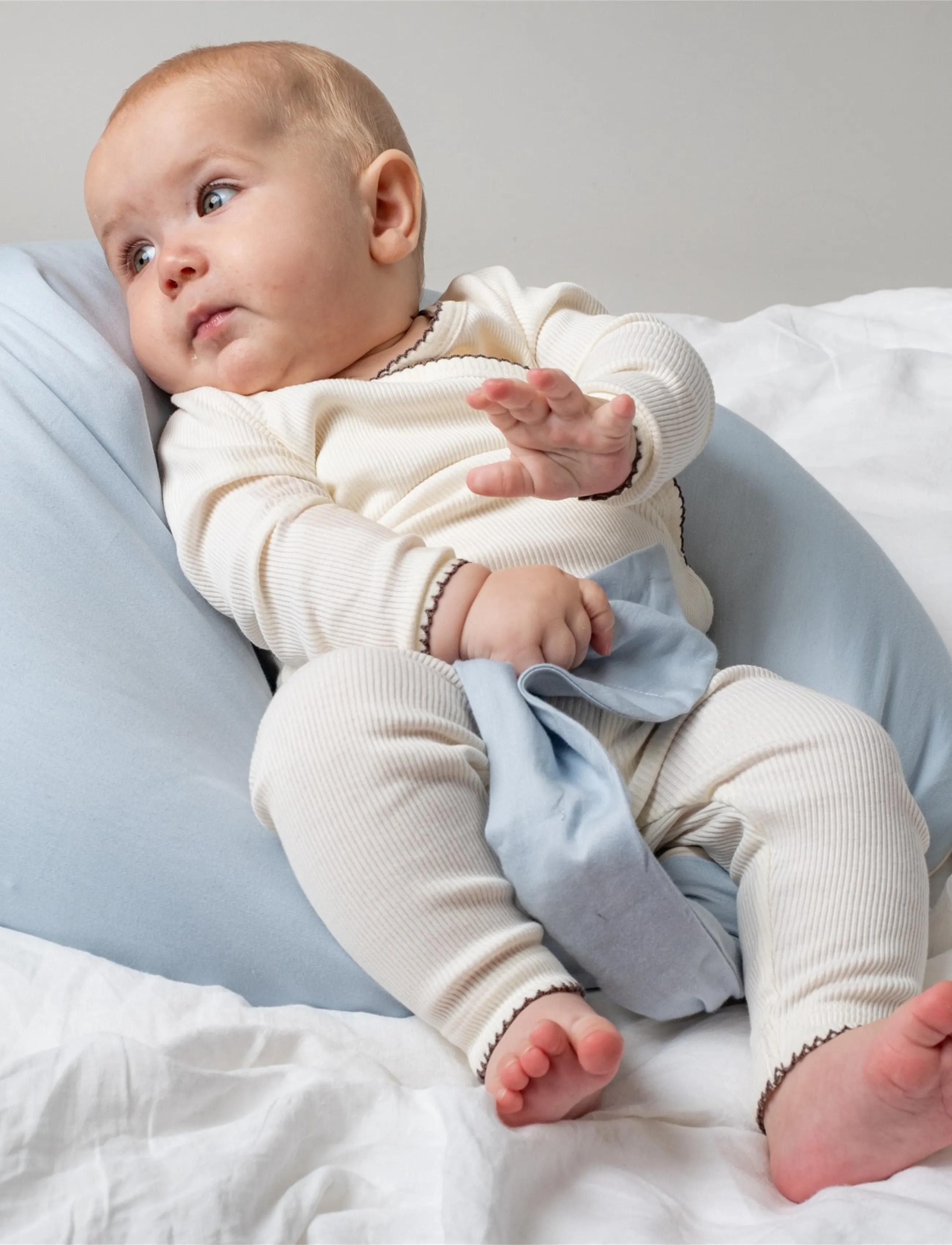 That's Mine - Moon nursing pillow sateen - baby blue - 5