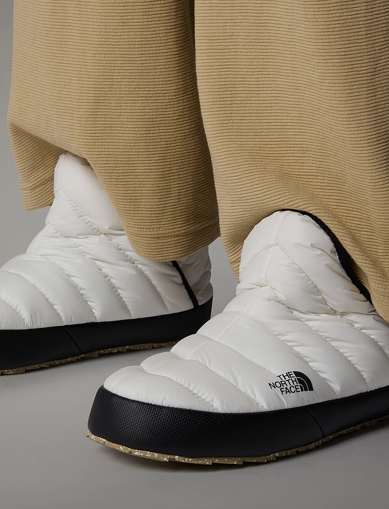 The North Face - W THERMOBALL TRACTION BOOTIE - vandringsskor - gardenia white/tnf black - 0