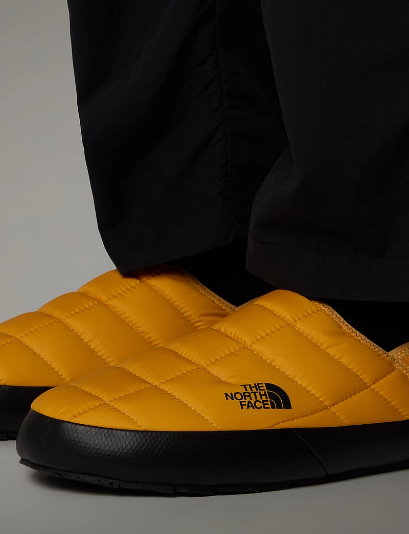 The North Face - M THERMOBALL TRACTION MULE V - basutės ir šlepetės - yellow - 0