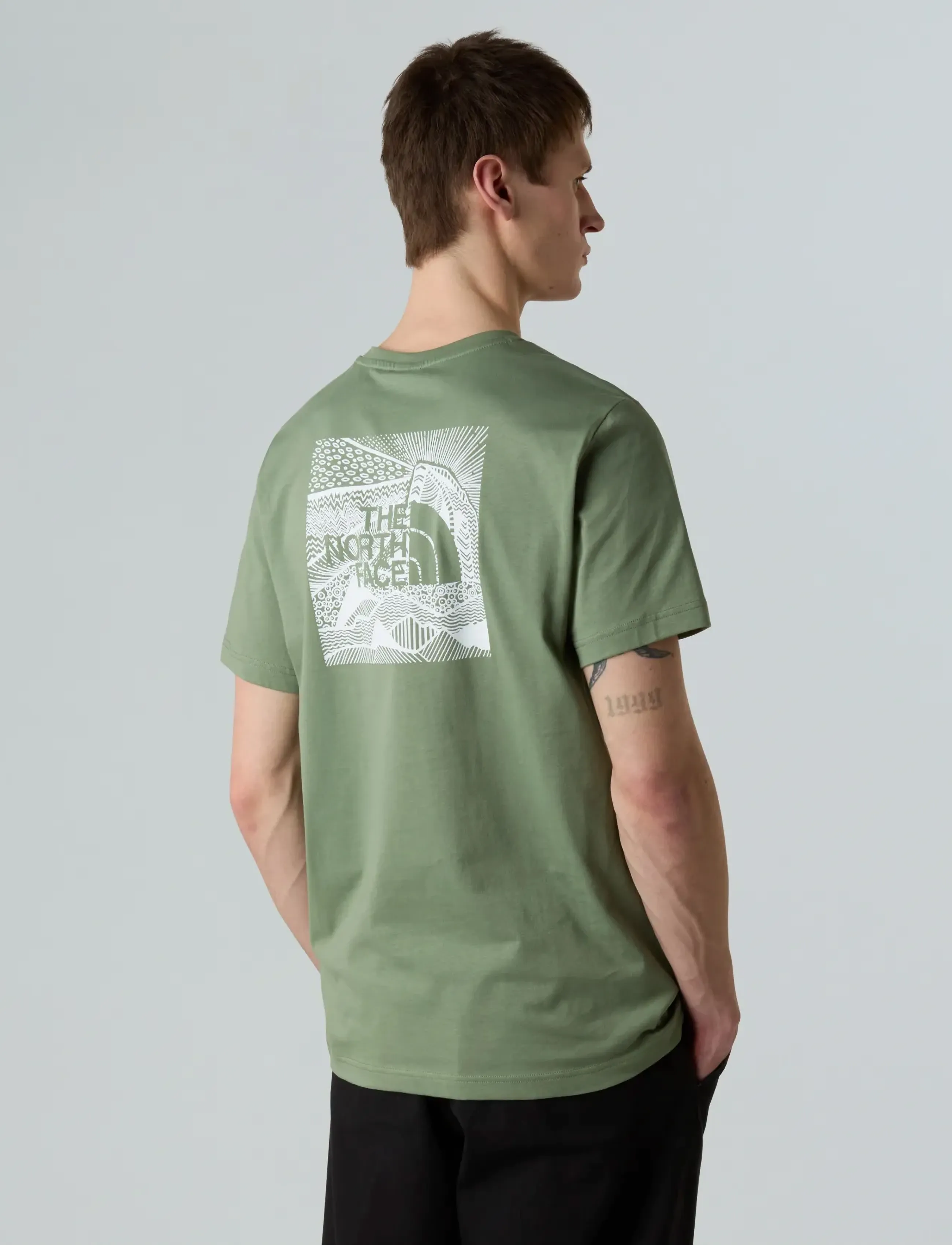 The North Face M SS BOX NSE CELEBRATION TEE - T-Shirts - BARK MIST / green