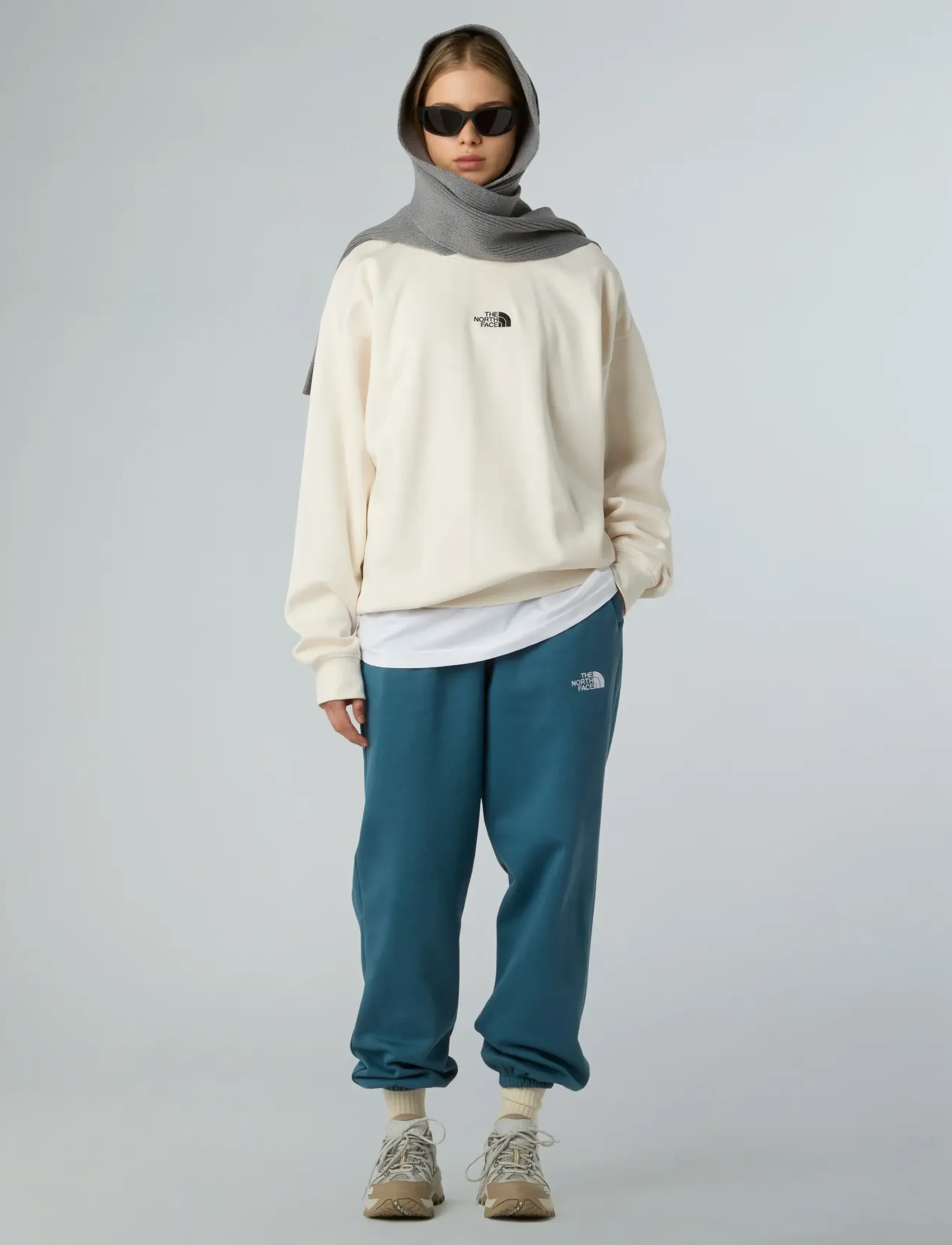 The North Face - W ESSENTIAL OVERSIZE CREW - dressipluusid - white dune - 3