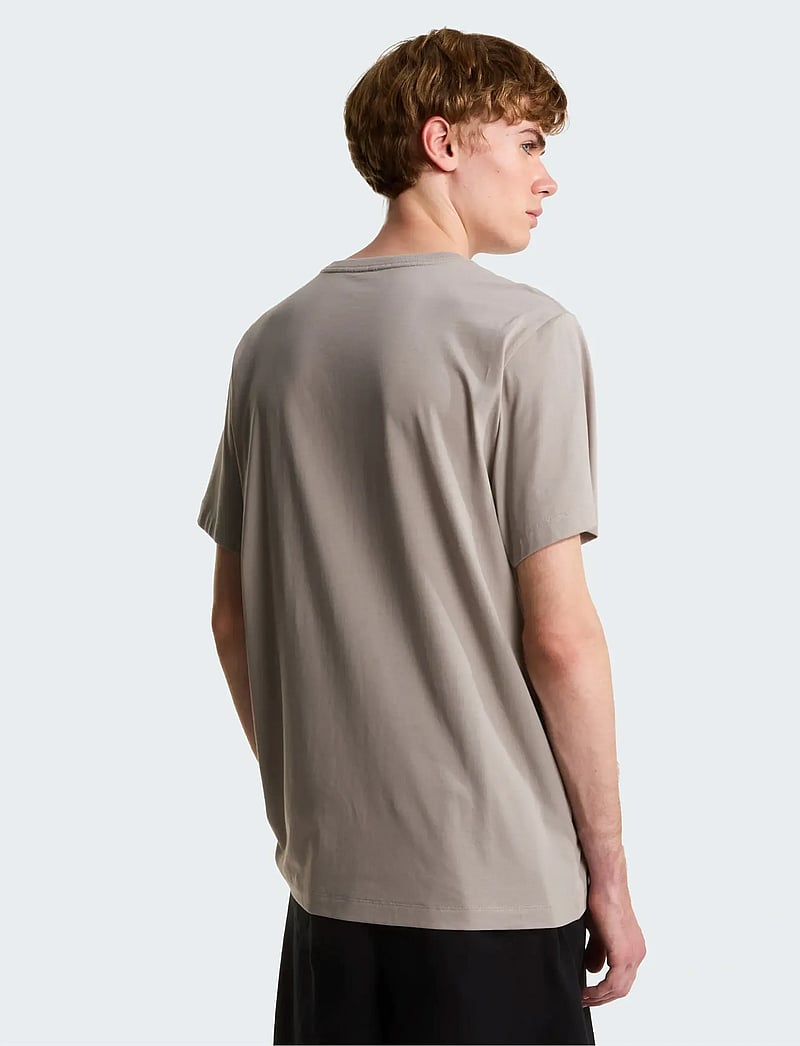 The North Face - M EVOLUTION SIMPLE DOME REGULAR SHORT SL - alussärgid ja t-särgid - stone slab - 5