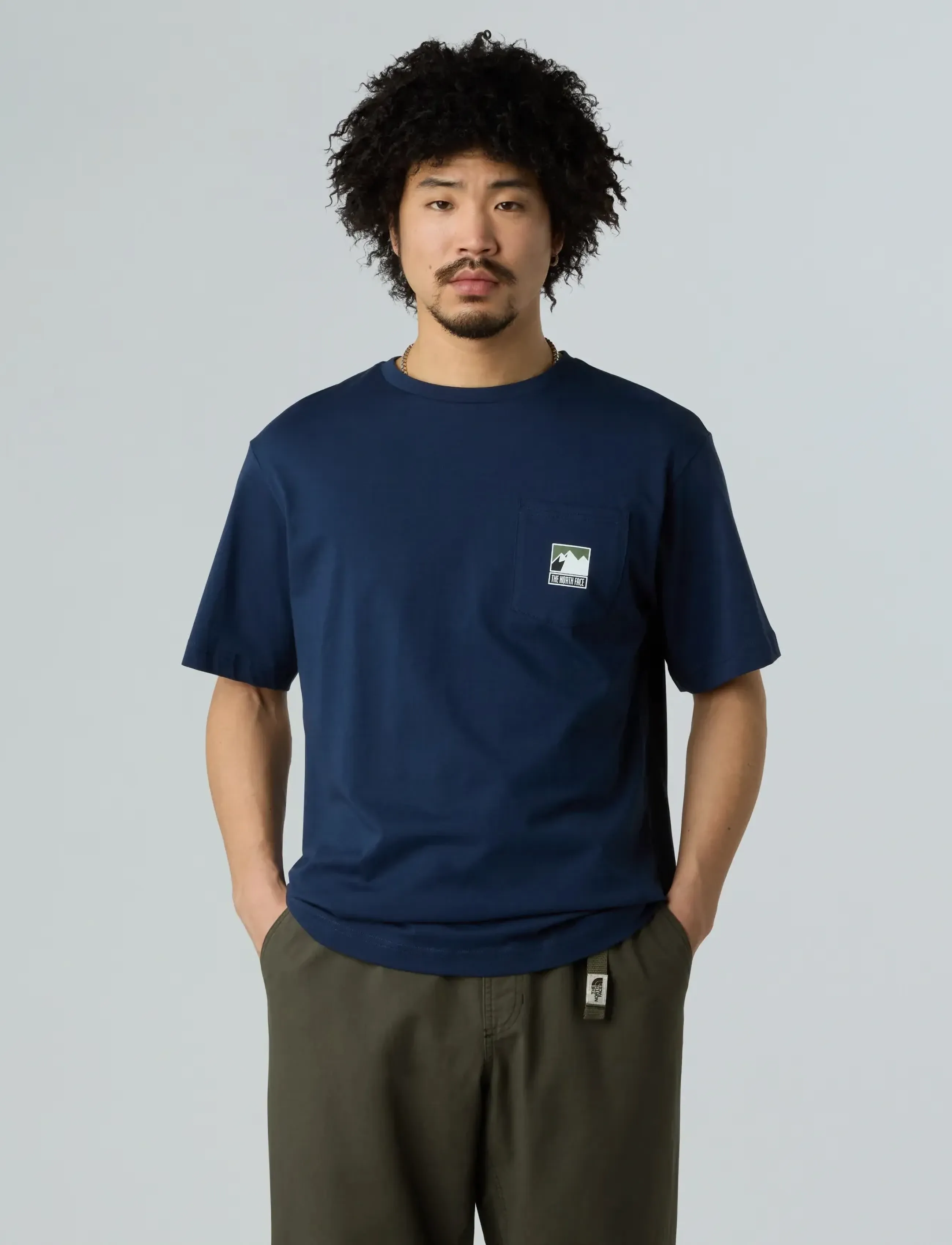 The North Face M MOUNTAIN LOGO RELAXED S/S POCKET TEE - Vêtements - SUMMIT NAVY / navy
