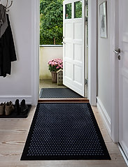 tica copenhagen - Floormat polyamide, 130x90 cm, dot design - dørmåtter - black/grey - 4