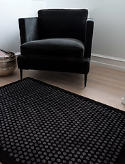 tica copenhagen - Floormat polyamide, 130x90 cm, dot design - dørmåtter - black/grey - 5