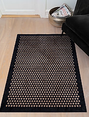 tica copenhagen - Floormat polyamide, 130x90 cm, dot design - dørmåtter - black/beige - 6