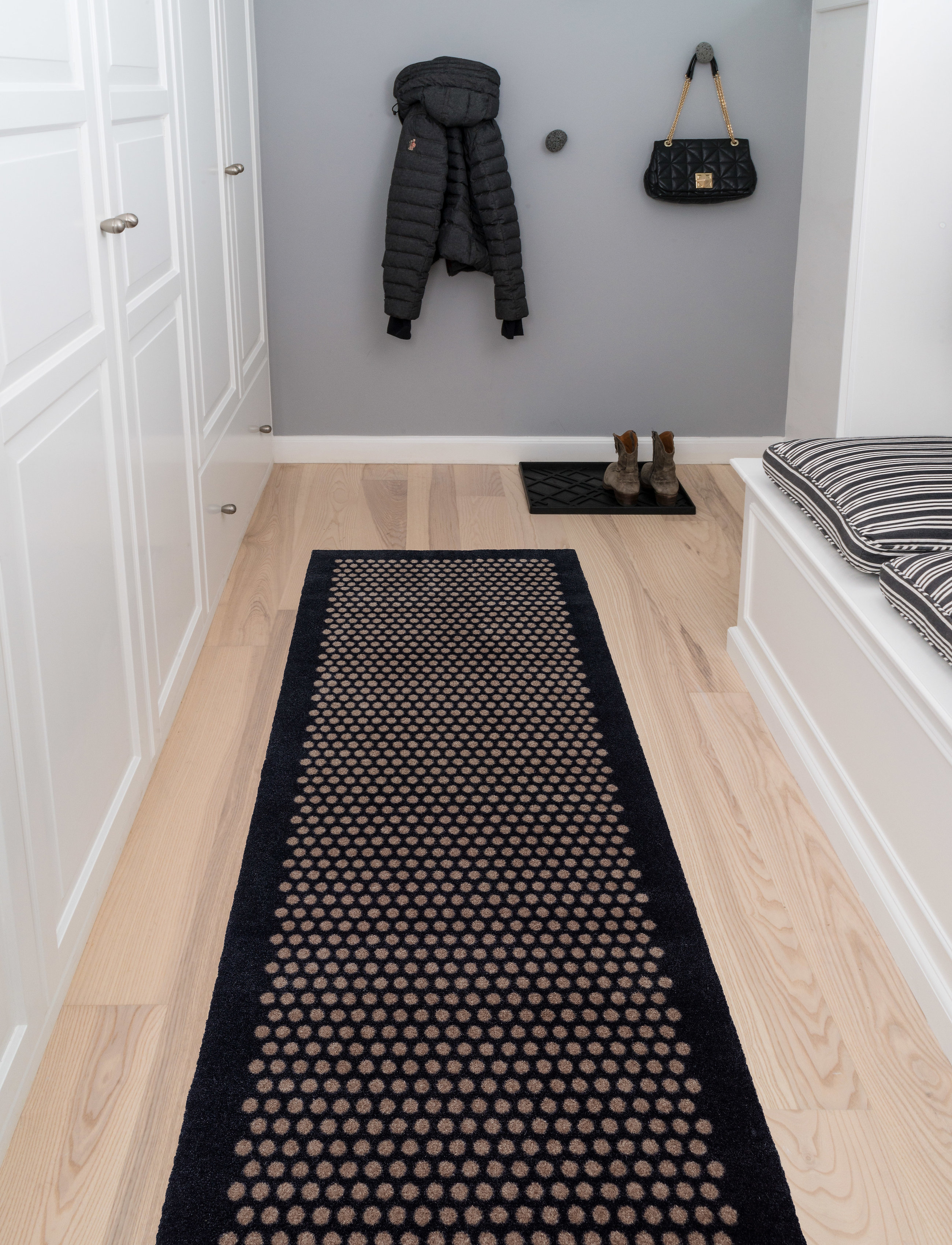 tica copenhagen - Floormat polyamide, 200x67 cm, dot design - hallmattor - black/beige - 5