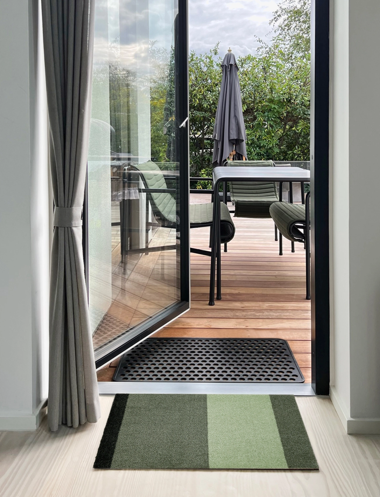 tica copenhagen - Floormat stripes horizon - autres tapis - green:light/dusty/dark - 0
