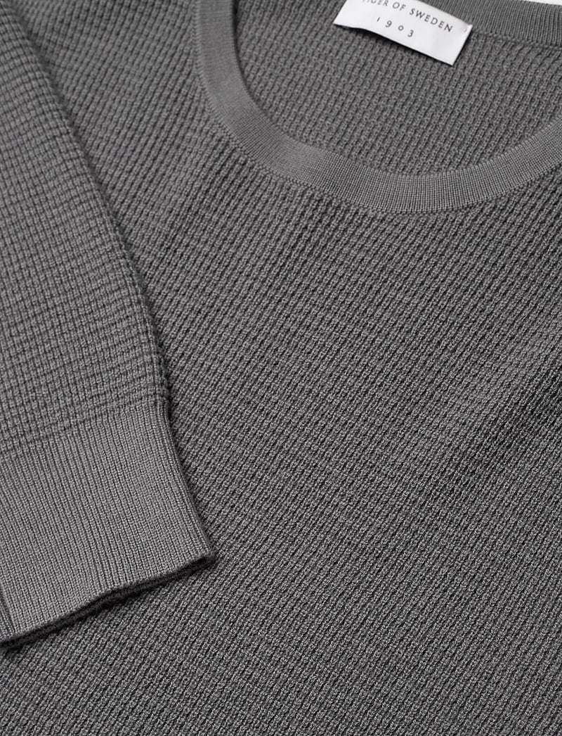 Tiger of Sweden - CONNOR RWS - rundhalsad - lead grey - 2