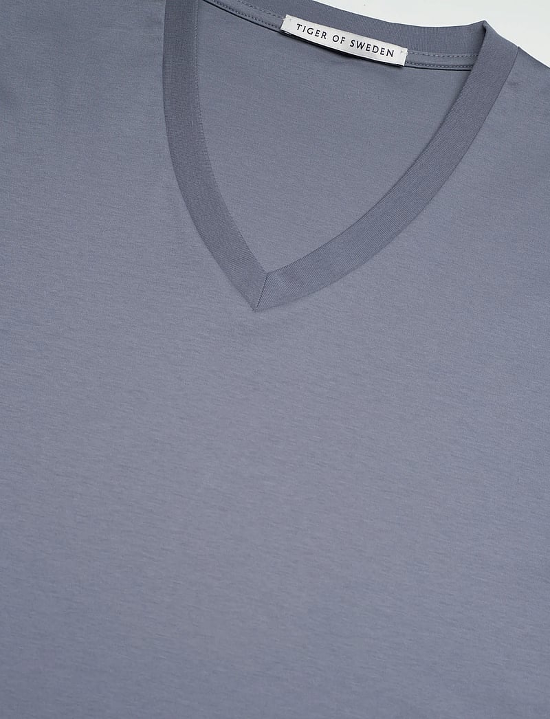 Tiger of Sweden - OLAF V - t-shirts - dull blue - 2