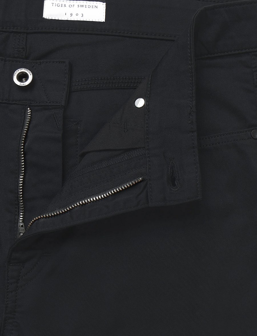 Tiger of Sweden - DES SATEEN - vabaajapüksid - black - 2