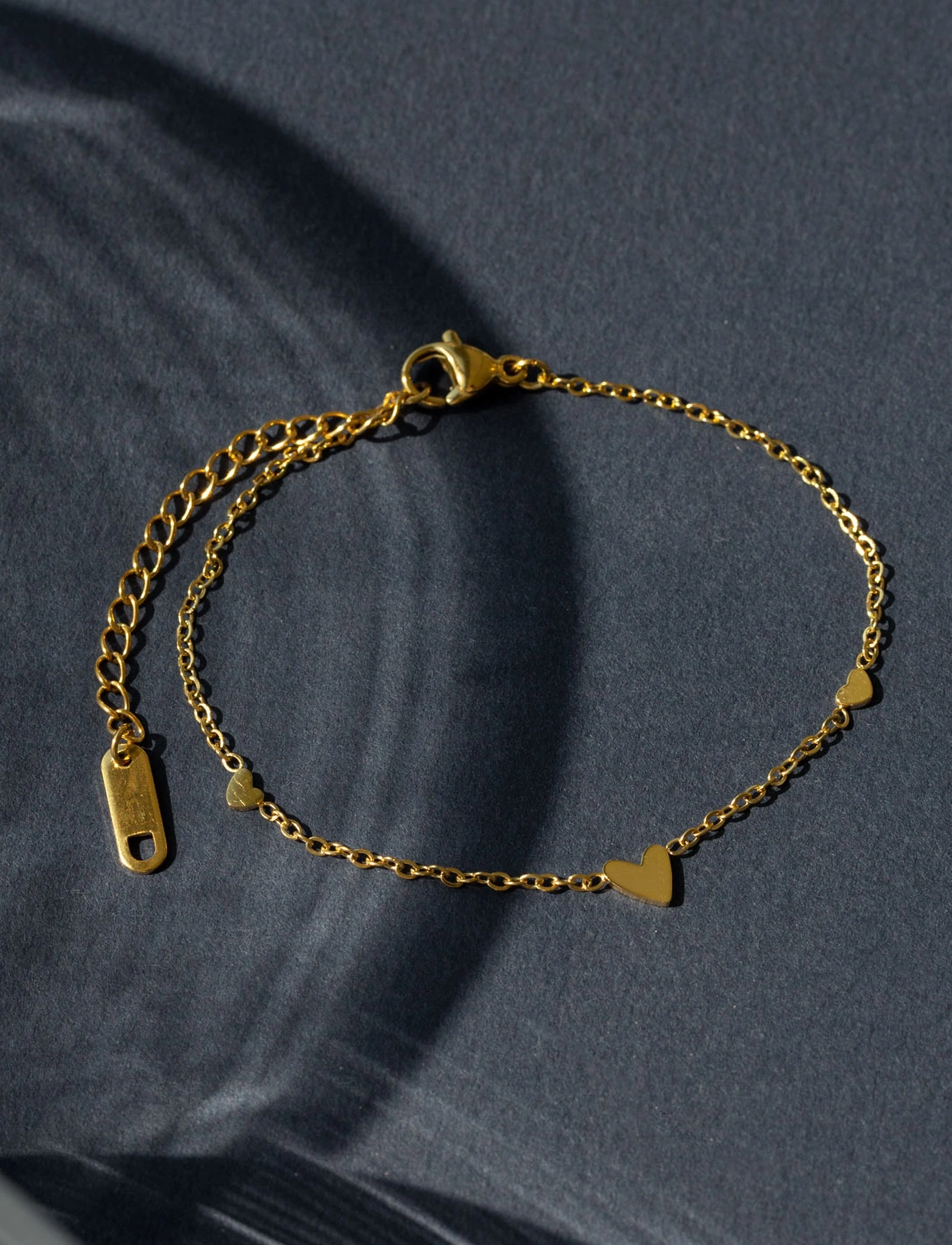 Timi of Sweden - Sarah - 3 Small Hearts Bracelet Stainless Steel - bracelets chaîne - gold - 2