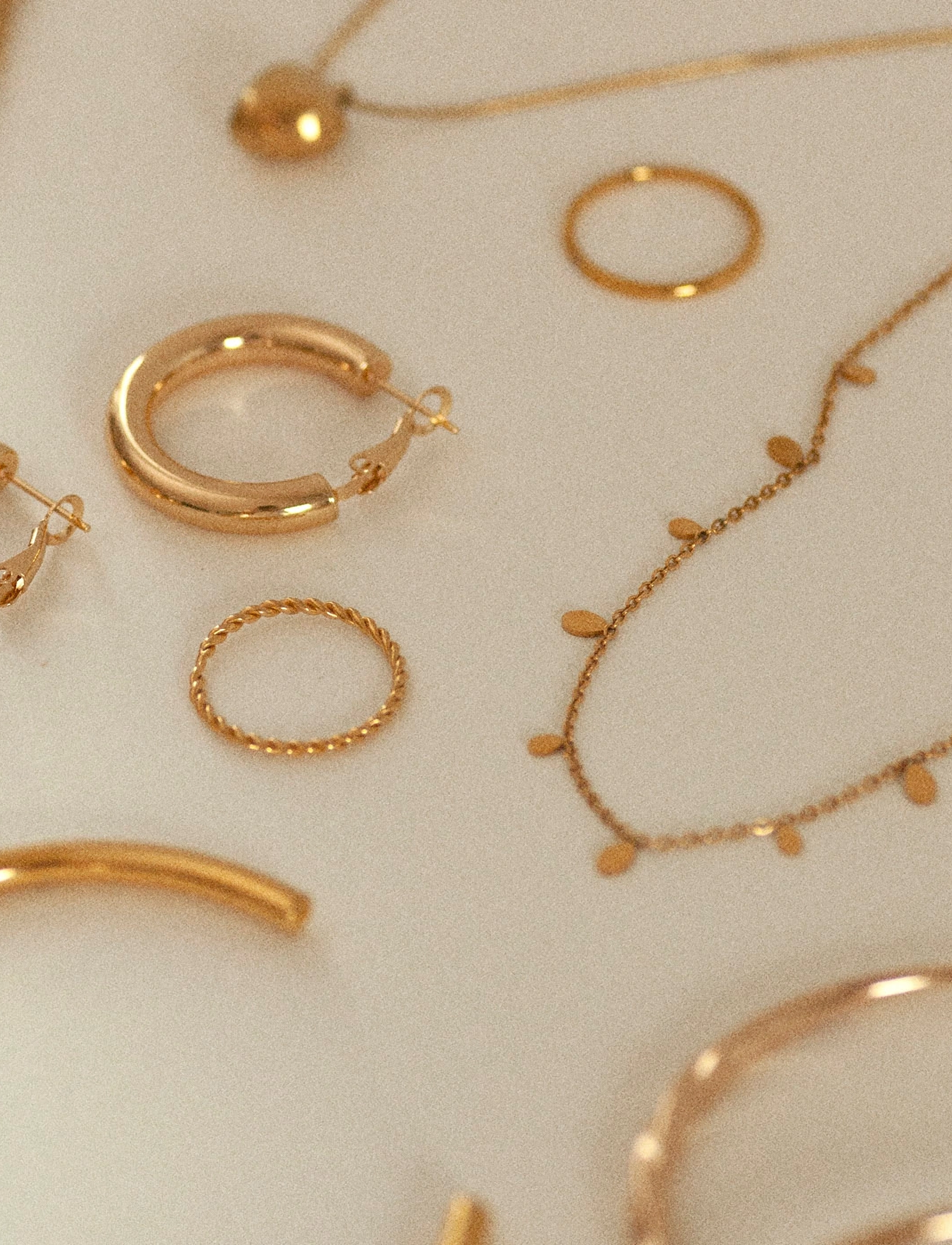 Timi of Sweden Lia - Tiny Oval Necklace  Stainless Steel - Fødselsdag - GOLD / gold