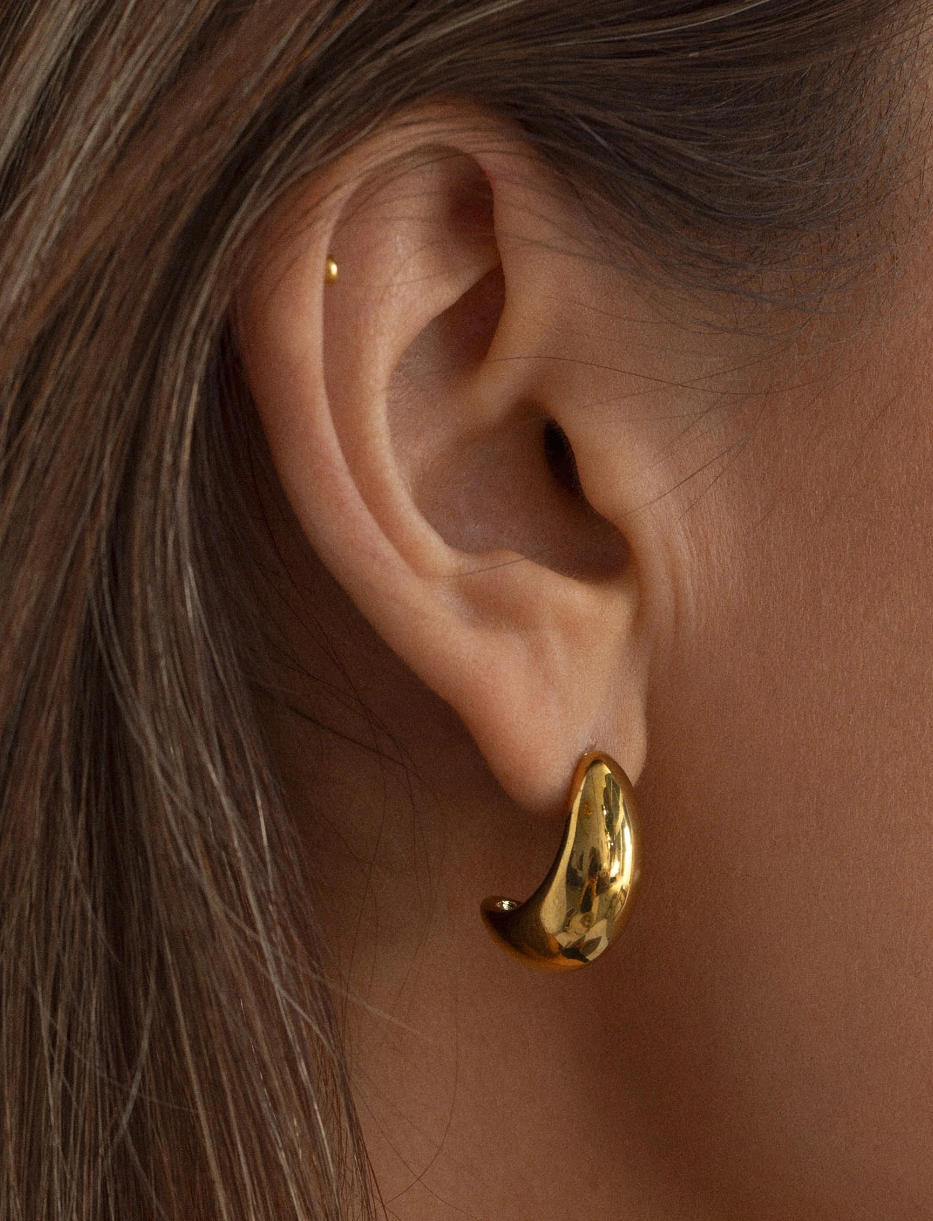 Timi of Sweden Beaux - Classic Chunky Stud Earrings, One Size, Gold, Øreringe > Ørestikker, Dame