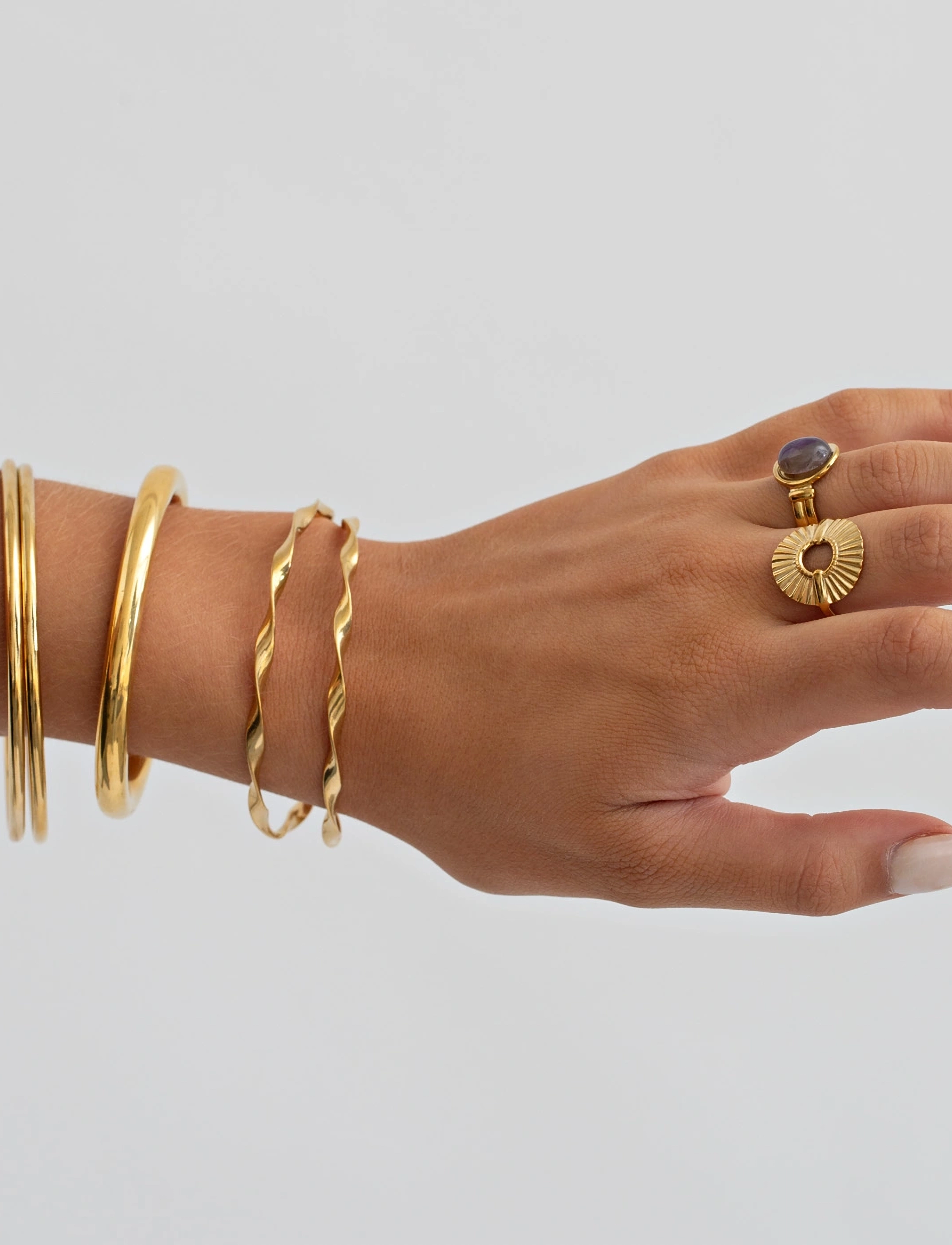 Timi of Sweden Juni - Wavy Twisted Bangle Bracelet Stainless Steel, One Size, Gold, Armbånd > Armringe, Dame