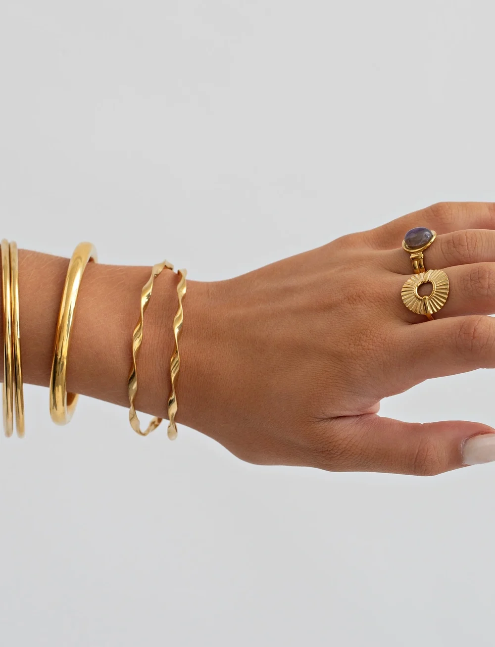 Timi of Sweden - Juni - Wavy Twisted Bangle Bracelet Stainless Steel - bangles - gold - 0