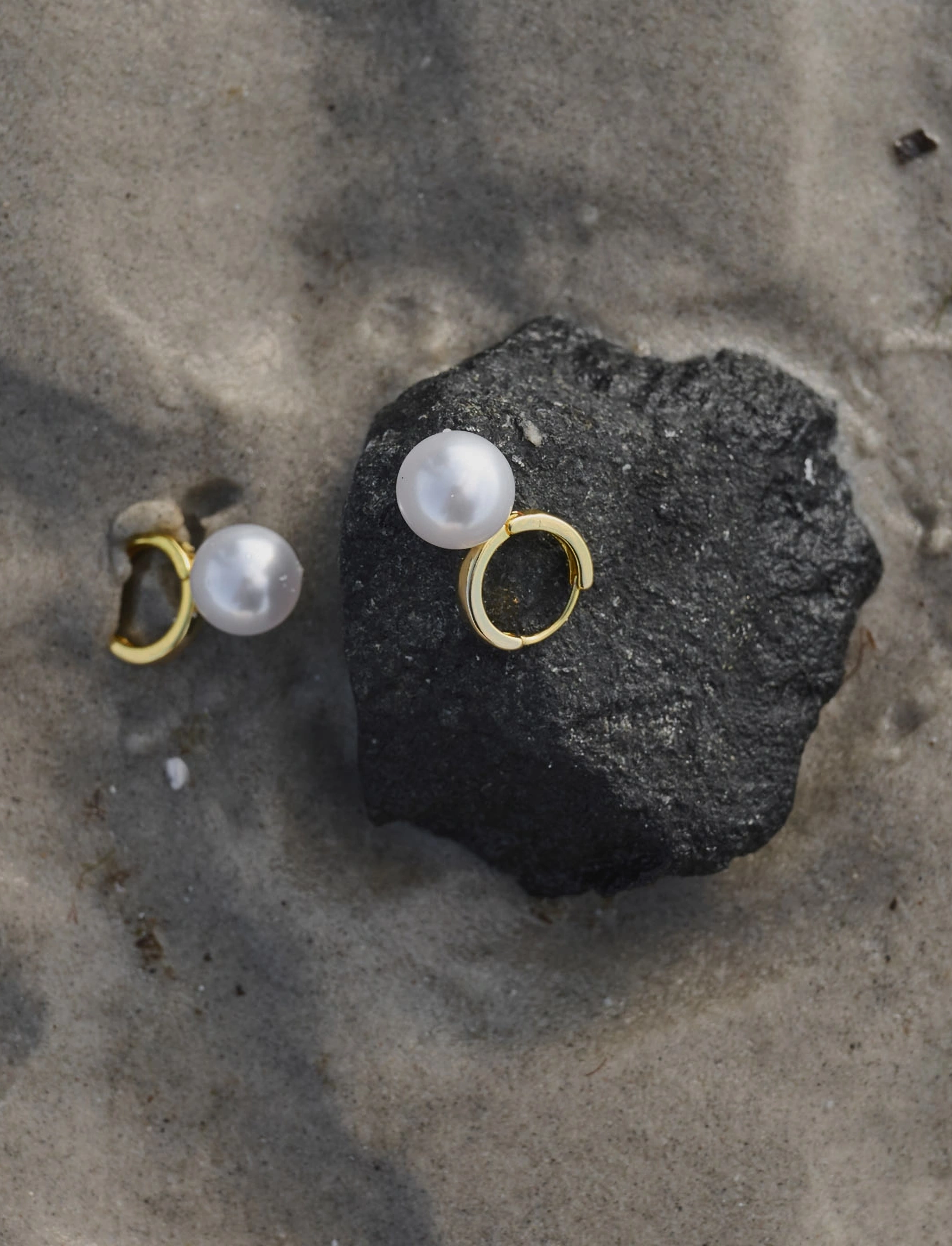Timi of Sweden Essie - Pearl Hoop Earrings - Aksessuaarid - GOLD / gold