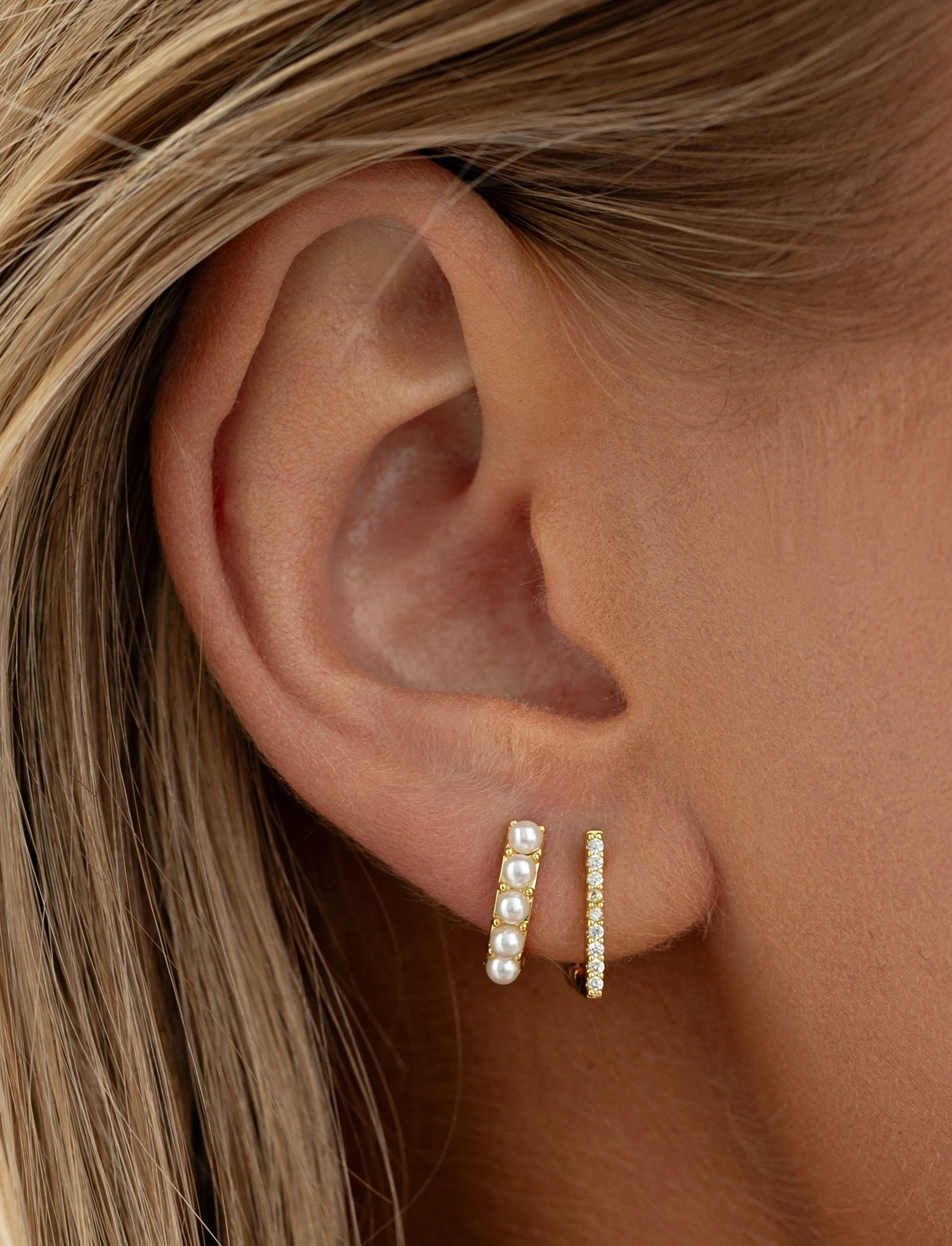Timi of Sweden - Ira - Crystal Bar Huggie - gold - 1