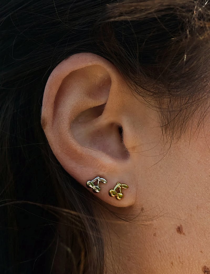 Timi of Sweden - Amour - Cherry Stud Earrings Stainless Steel - nappikorvakorut - gold - 3