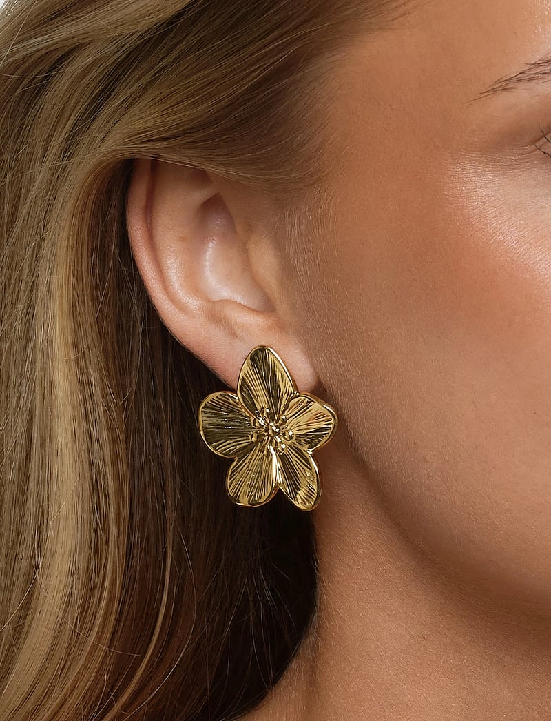 Timi of Sweden - Maebry - Statement Flower Stud Earrings Gold Stainless Steel - ohrstecker - gold - 0
