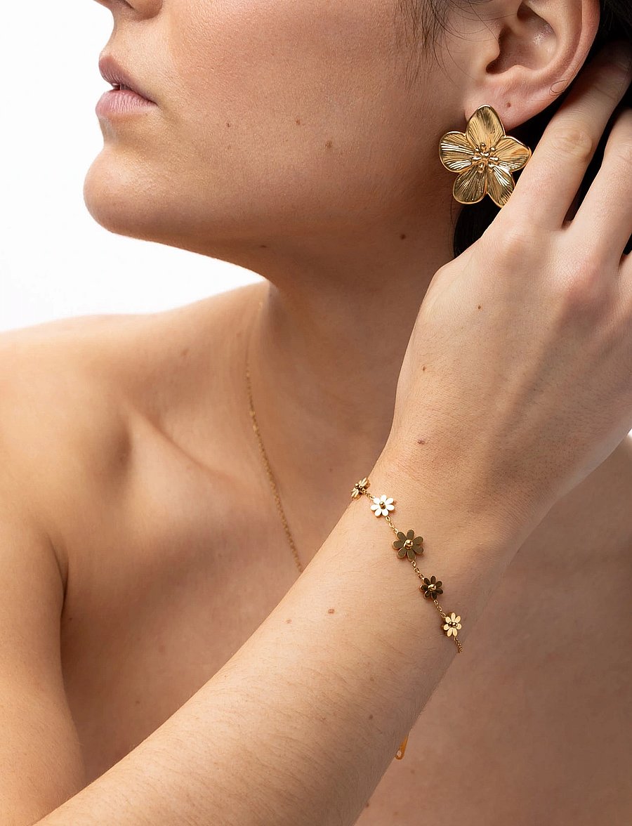 Timi of Sweden - Maebry - Statement Flower Stud Earrings Gold Stain - Gold - goujons - gold - 3