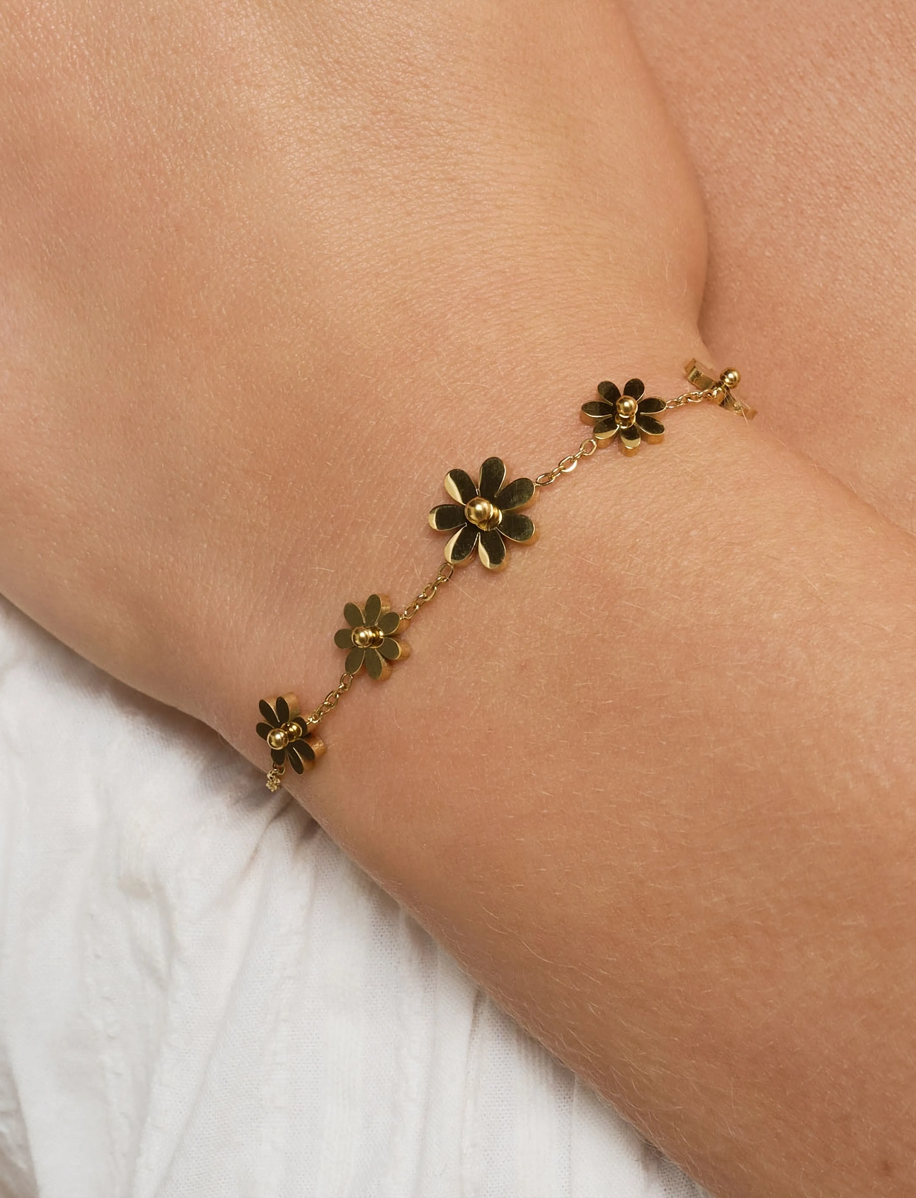 Timi of Sweden Fay - Flower Chain Bracelet Stainless Steel - Gold, One Size 17 cm, Gold, Armbånd > Kædearmbånd, Dame